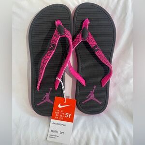 Nike Girls Womens Jordan Flip Flop GG Sandals
Size 5Y, Black/Vivid Pink